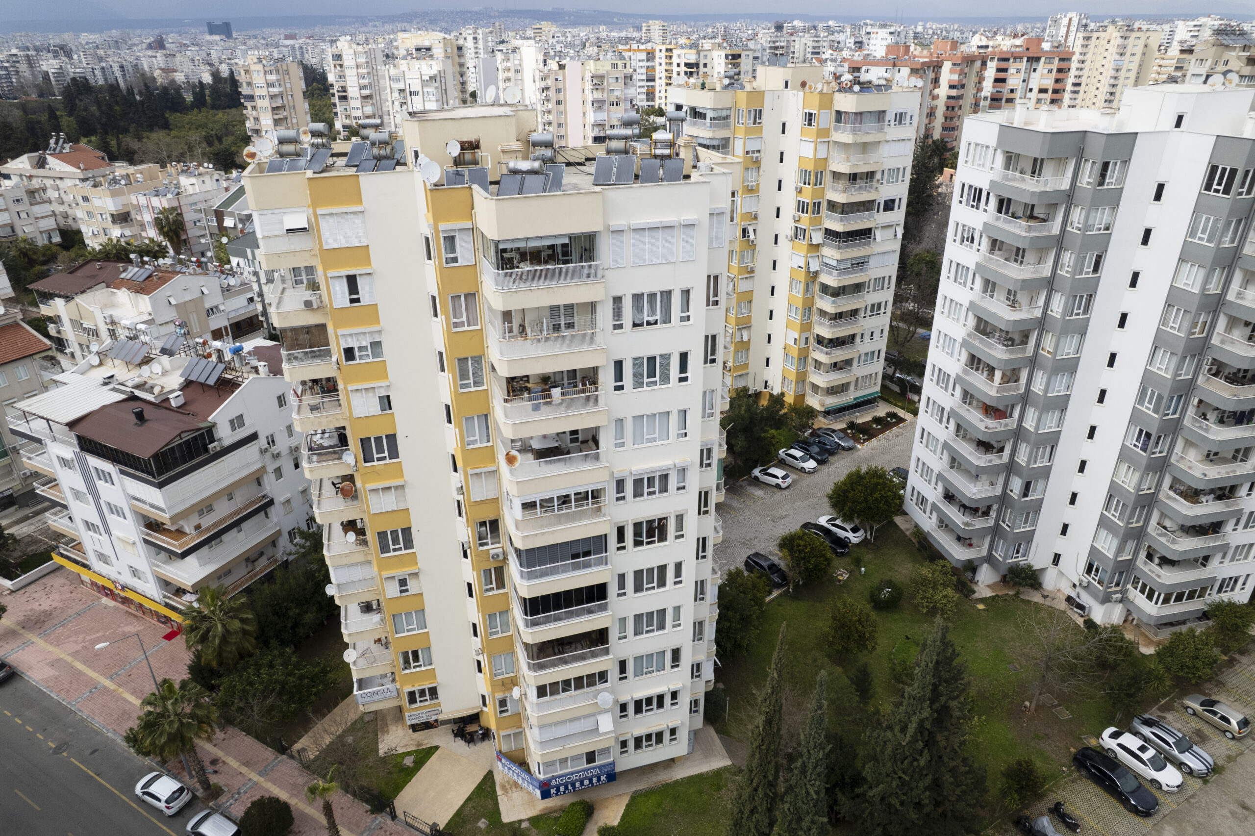 Kullanılmayan gün ısı ve uydu antenleri çatılardan kaldırılmalı