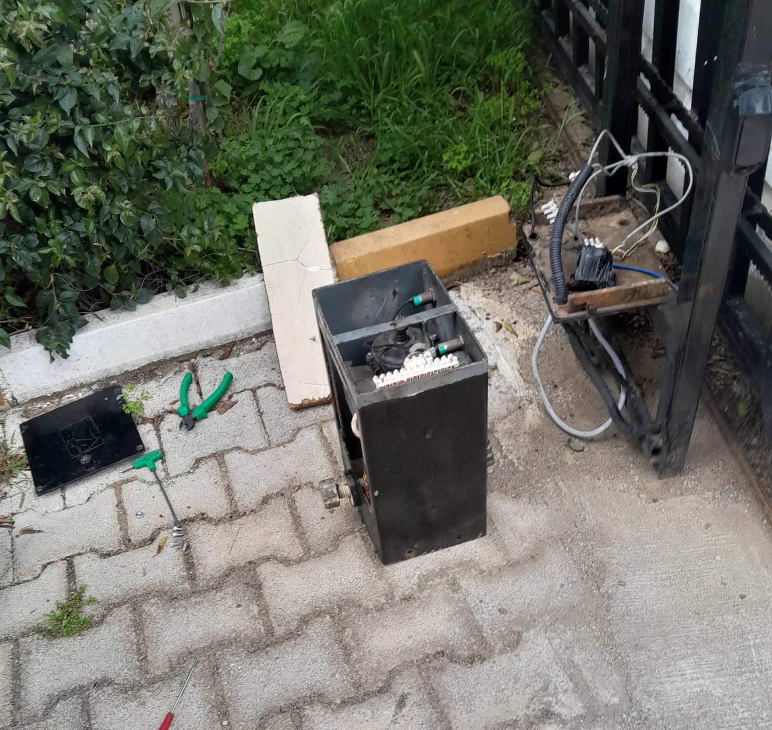 Bahçe Otopark Kapısı Motoru Onarılarak Yeniden Hizmete Alındı